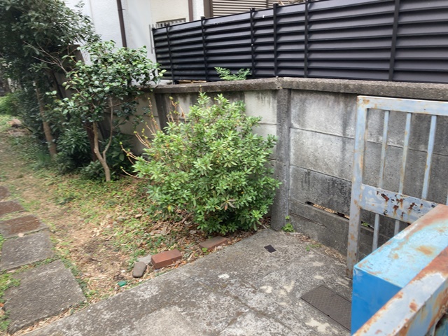 東京都世田谷区宮坂の万年塀撤去、ブロック新設工事前の様子です。